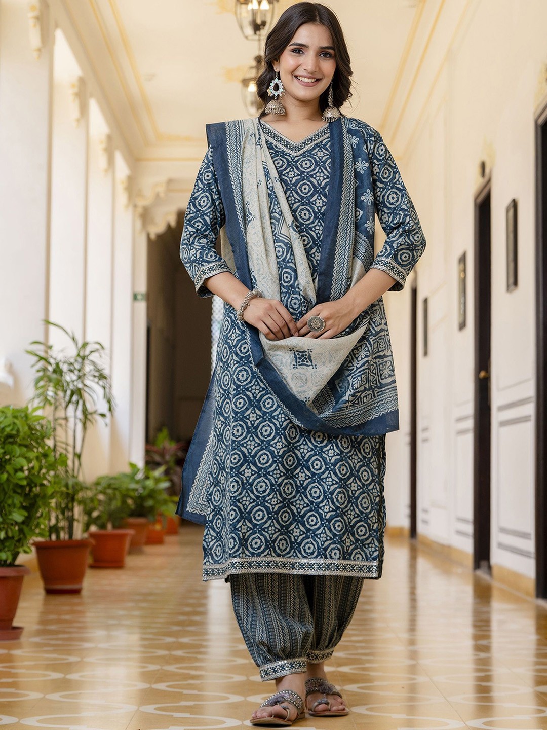 

KLOSIA Geometric Printed V-Neck Straight Kurta With Trousers & Dupatta, Blue