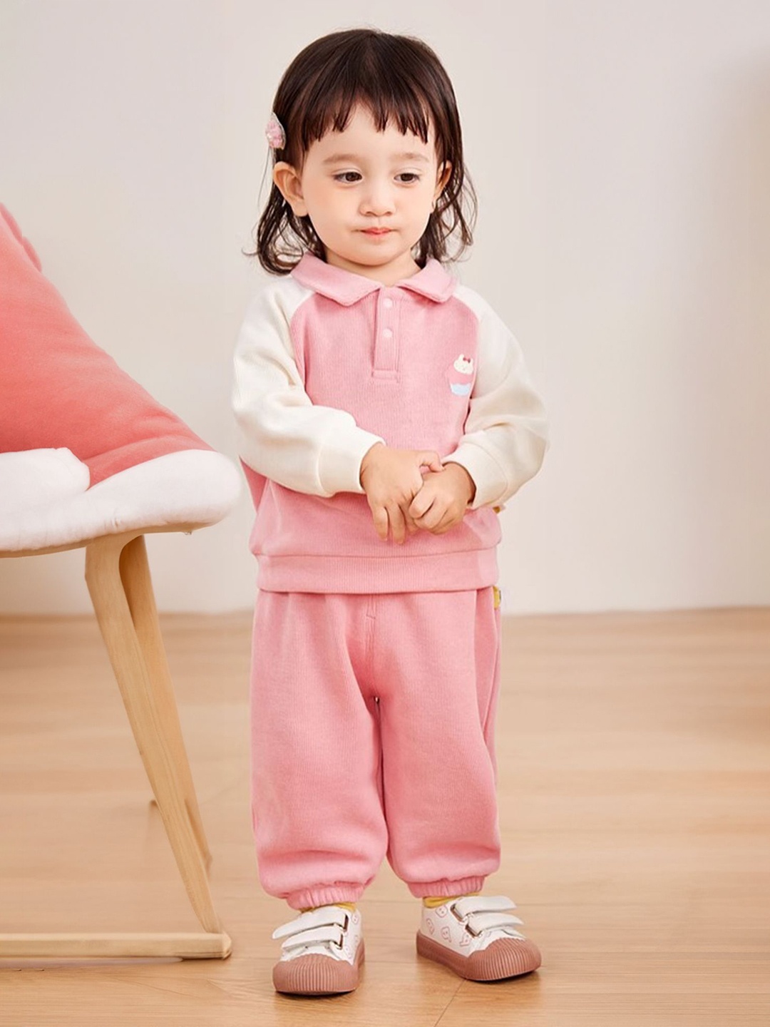 

LULU & SKY Girls Printed Raglan Sleeves Top with Trousers, Pink