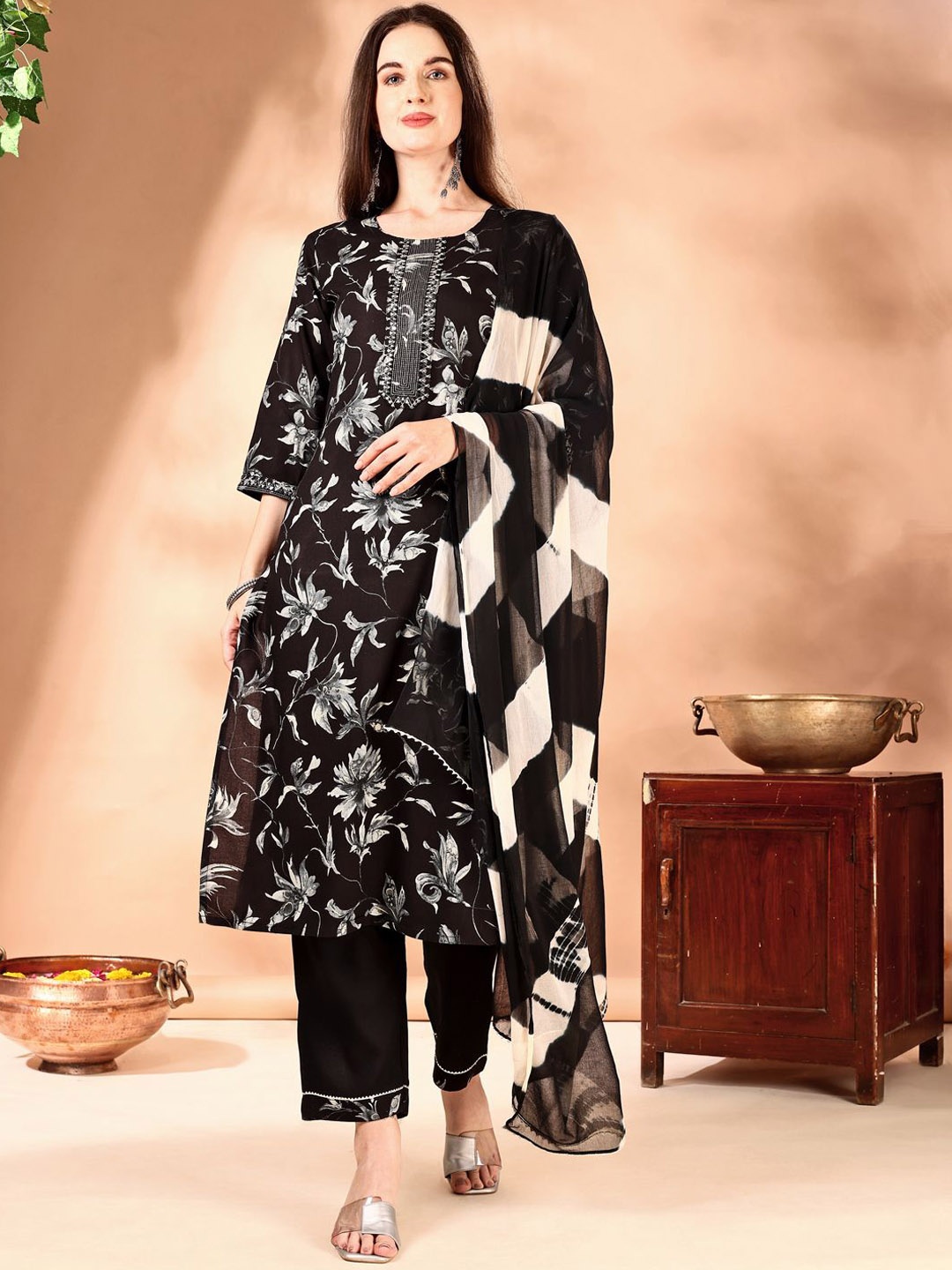 

KUNDAN FAB Floral Printed Straight Kurta With Trousers & Dupatta, Black