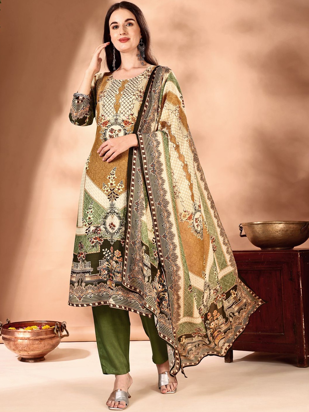 

KUNDAN FAB Floral Printed Straight Kurta With Trousers & Dupatta, Green