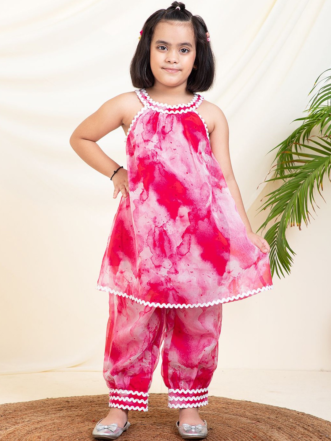 

Bugandbees Tie Dye Halter Neck Kurti With Gathered Pants, Pink
