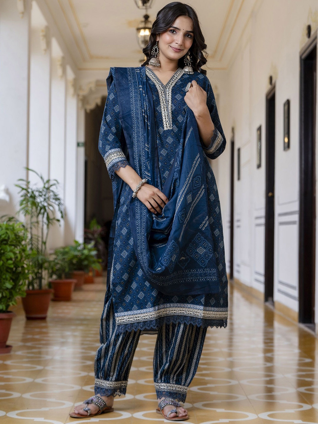 

KLOSIA Floral Printed V-Neck Thread Work Striaght Kurta With Trousers & Dupatta, Navy blue