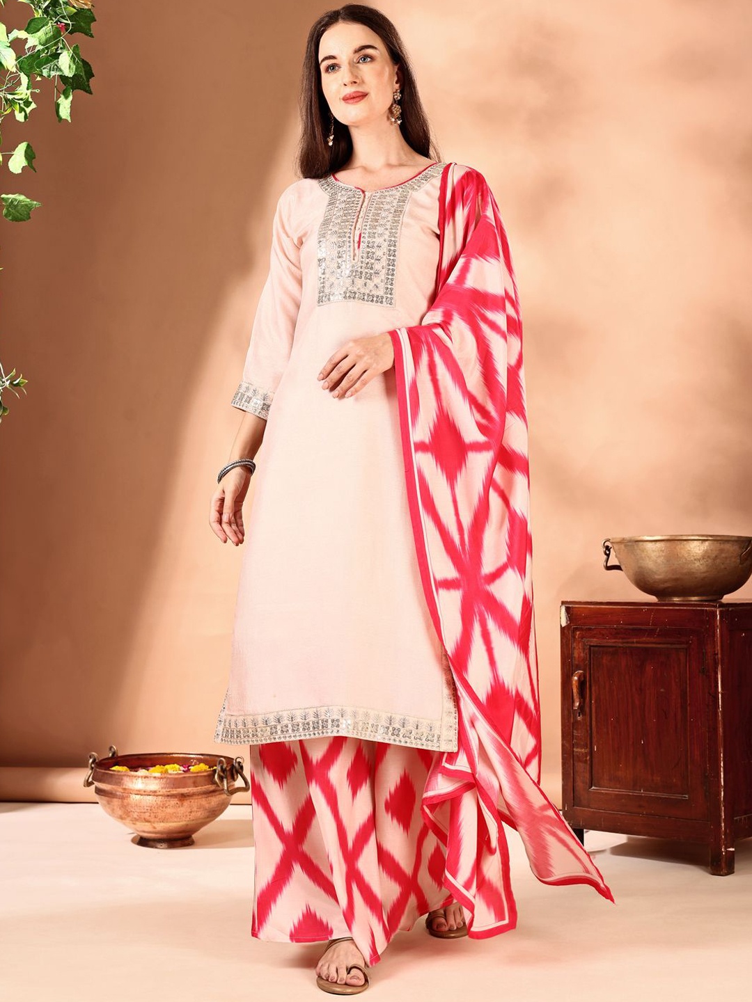

KUNDAN FAB Floral Embroidered Thread Work Straight Kurta With Pyjamas & Dupatta, Pink