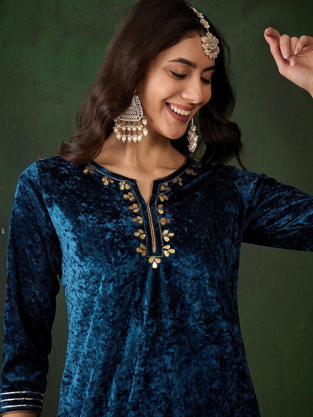 

Sangria Ethnic Motifs Embroidered Velvet Straight Kurta, Teal