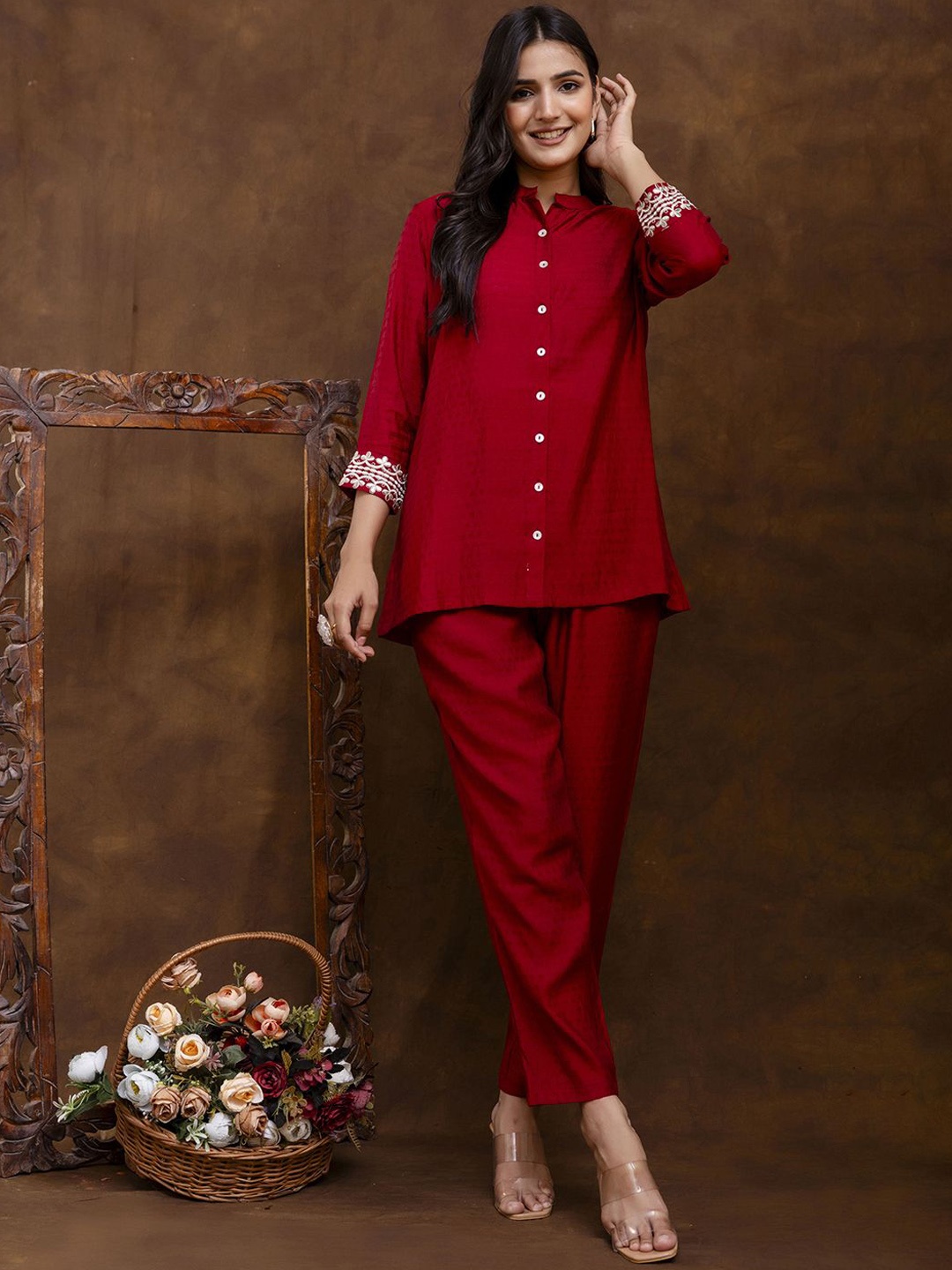 

FERANOID Floral Embroidered Mandarin Collar Three-Quarter Sleeves Shirt With Trouser, Maroon