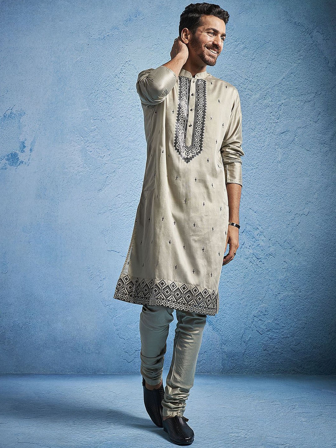 

VASTRAMAY Geometric Embroidered Thread Work Mandarin Collar Straight Kurta with Pyjama, Beige