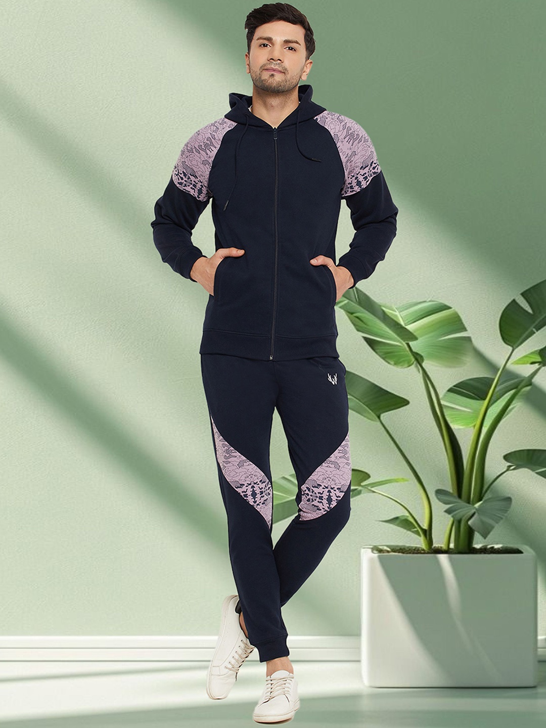 

WILD WEST Men Colourblocked Tracksuit, Navy blue