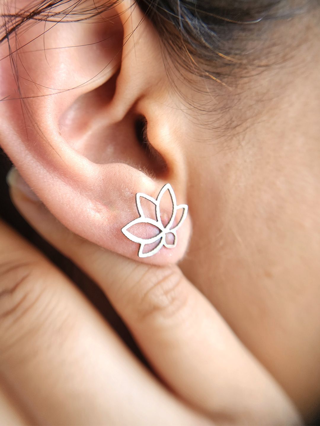 

Goldnera 925 Sterling Silver Floral Studs