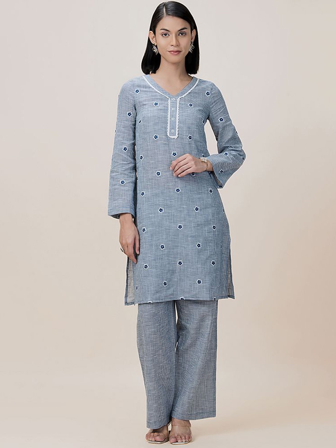 

BARARA ETHNIC Floral Embroidered V-Neck Straight Kurta With Trousers, Blue