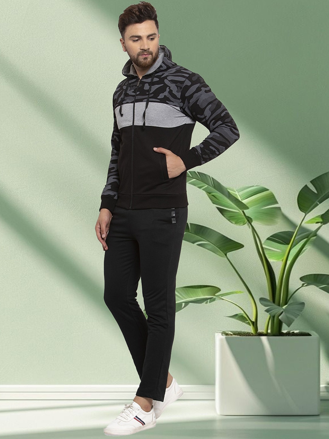 

WILD WEST Men Colourblocked Tracksuit, Charcoal