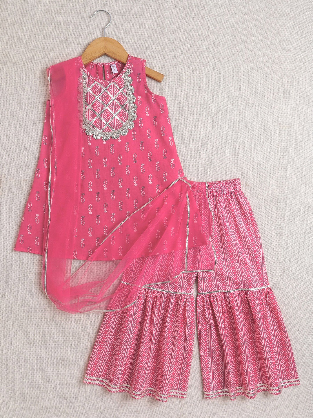 

The Magic Wand Girls Floral Printed Gotta Patti Straight Kurta with Pyjamas & Dupatta, Fuchsia