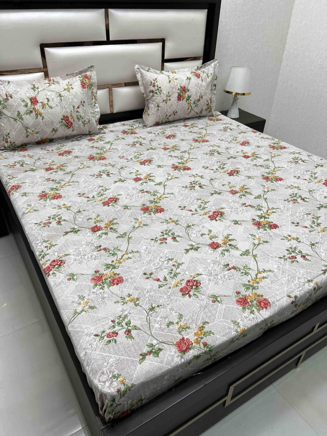 

Pure Decor Velar Grey Floral Pure Cotton 230 TC Super King Bedsheet Set-2.76 m x 3.06 m