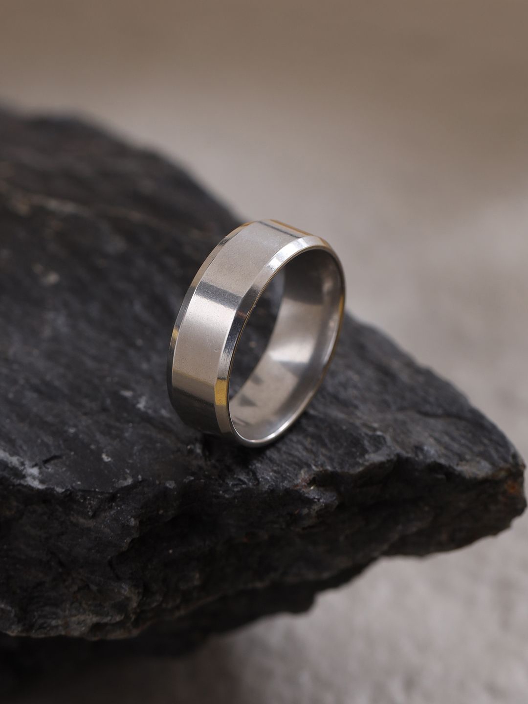 

NVR Rhodium-Plated Finger Ring, Black