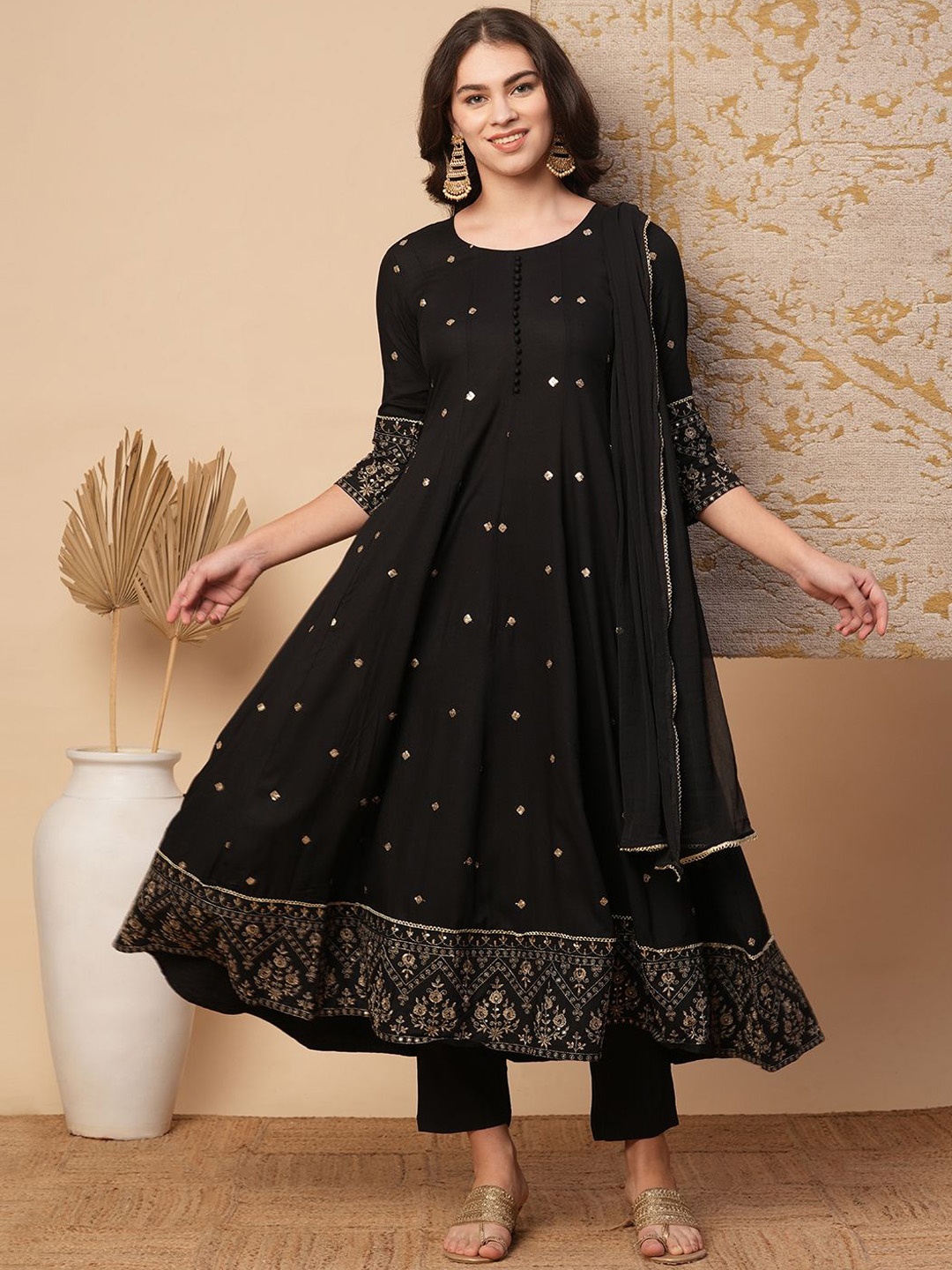 

FASHOR Floral Embroidered Panelled Sequinned Kurta With Trousers & Dupatta, Black