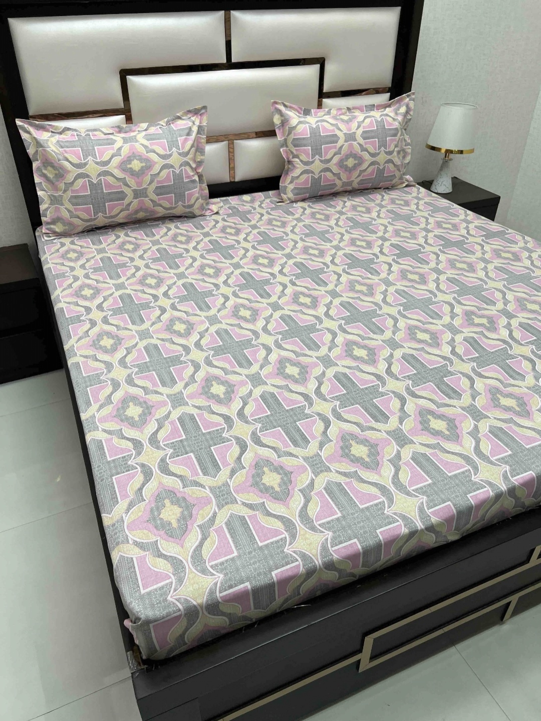 

Pure Decor Velar Pink Geometric Pure Cotton 220 TC Super King Bedsheet Set-2.74 m x 3.05 m