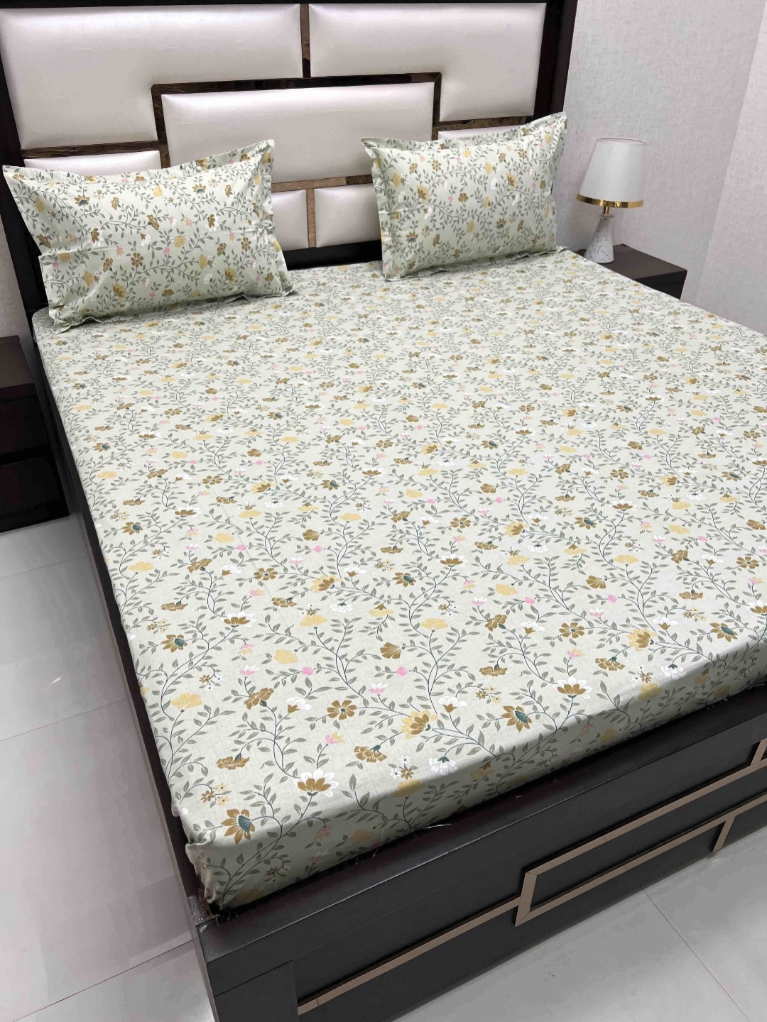 

Pure Decor Velar Green Floral Pure Cotton 250 TC Super King Bedsheet Set-2.73 m x 3.06 m