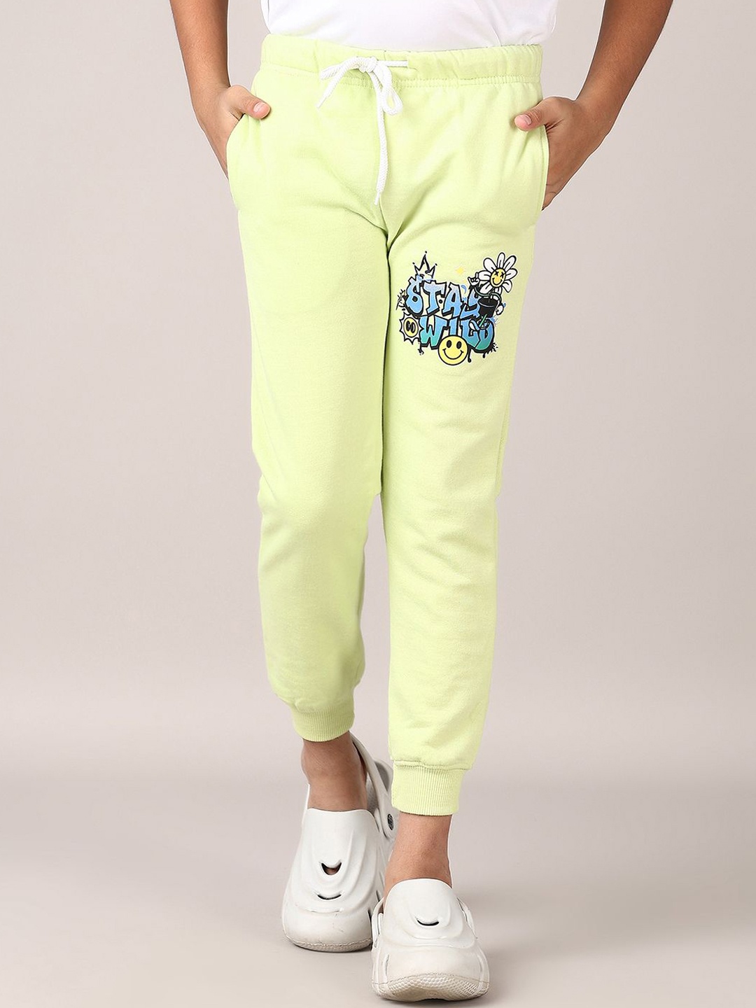 

V-Mart Boys Cotton Printed Mid Rise Joggers, Green