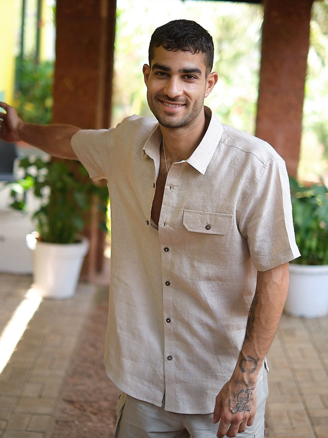 

Creatures of Habit Men Linen Short Sleeve Shirt, Beige