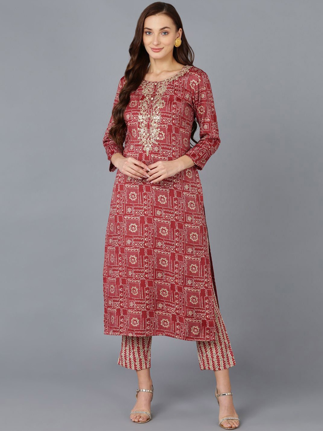 

AHIKA Women Geometric Embroidered Kurta, Maroon
