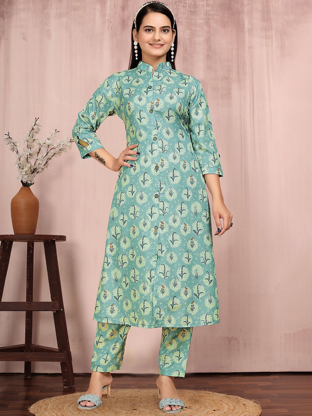 

APNISHA Floral Printed Mandarin Collar A-Line Kurta With Trouser, Green
