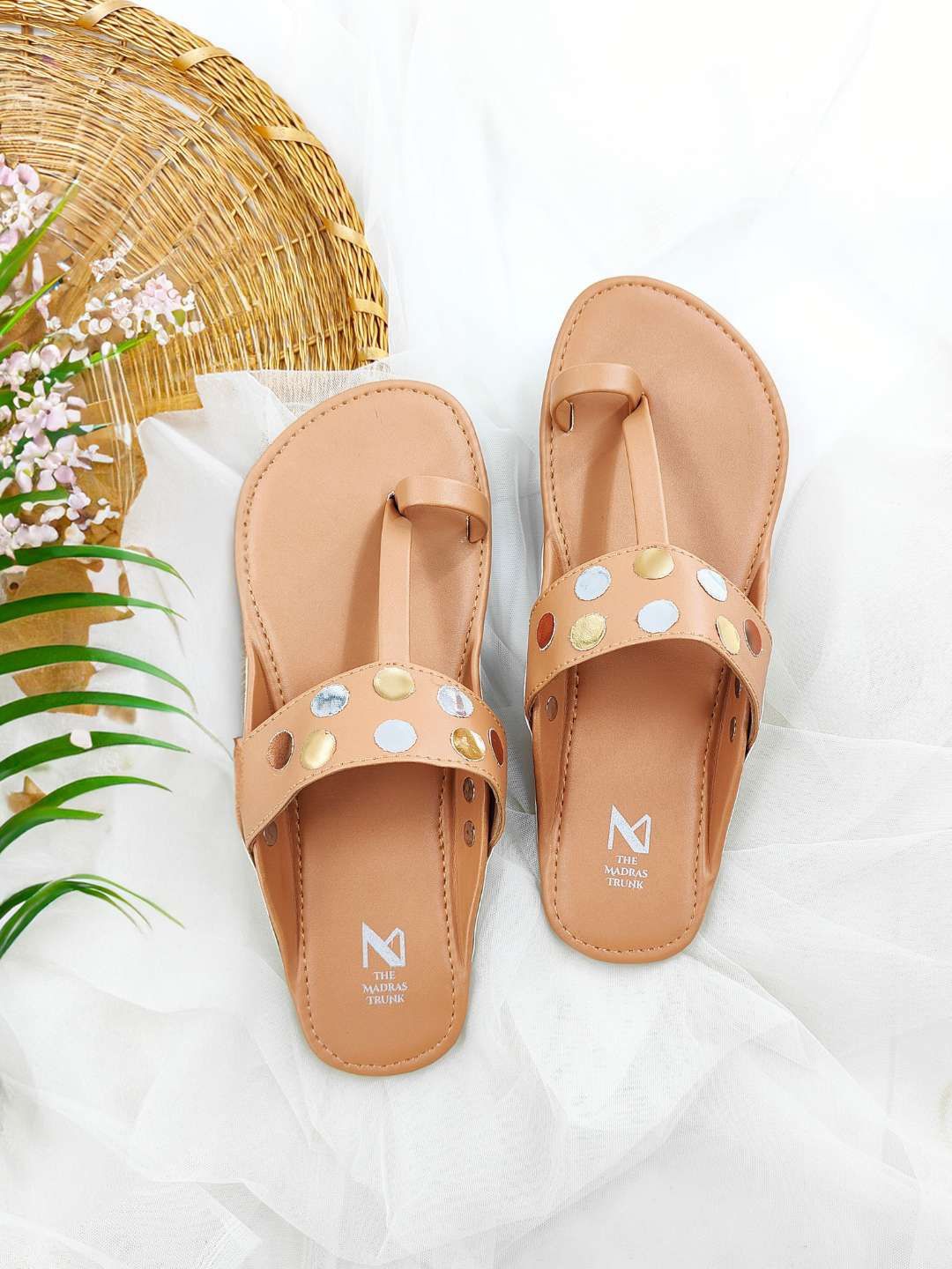 

THE MADRAS TRUNK Women One Toe Flats, Tan