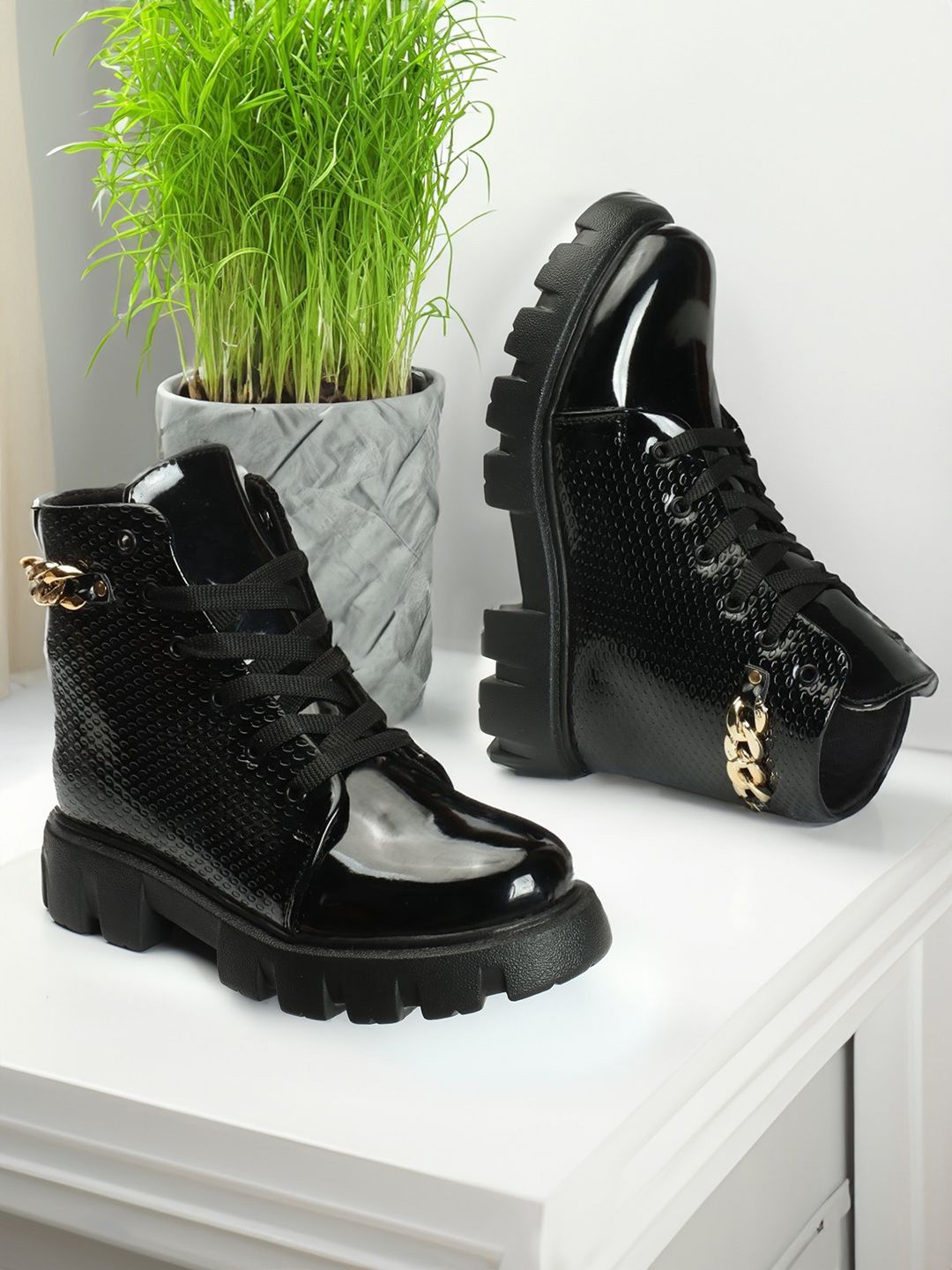 

Roadster Women Casual Embellished Wedge-Heeled Boots, Black