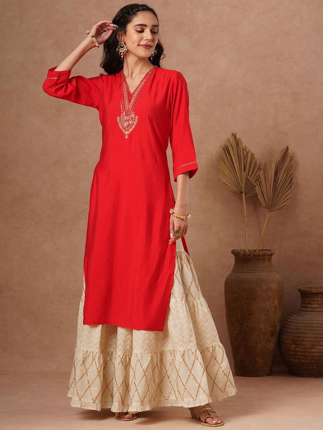 

FASHOR Ethnic Motifs Embroidered V-Neck Straight Kurta, Red