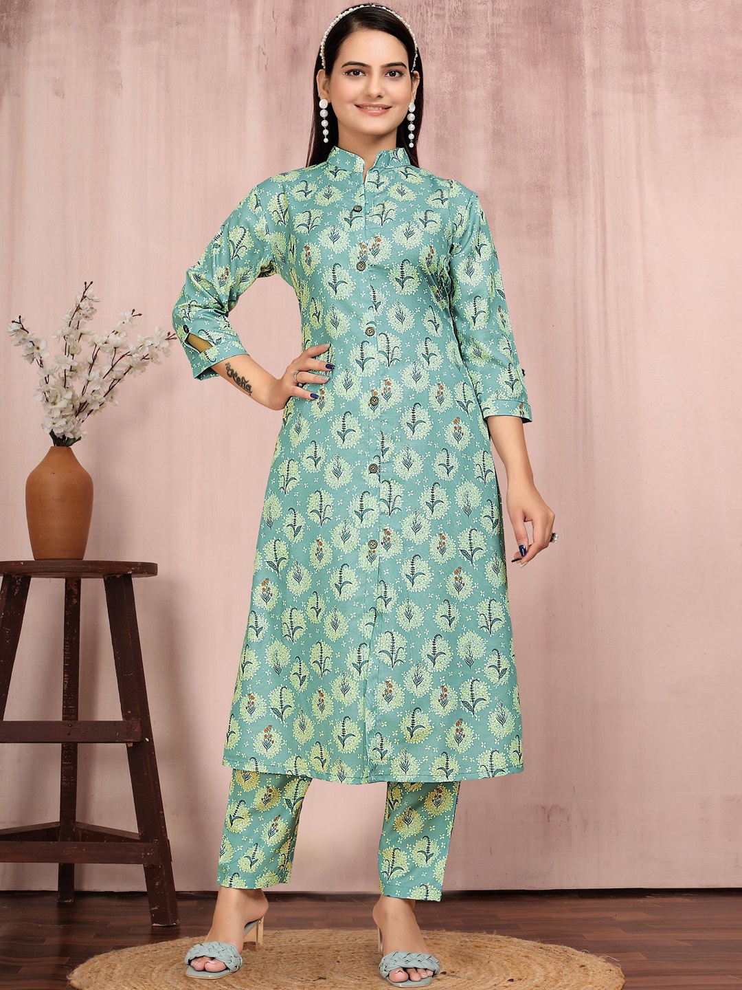 

Aika Floral Printed Mandarin Collar A-Line Kurta With Trousers, Green