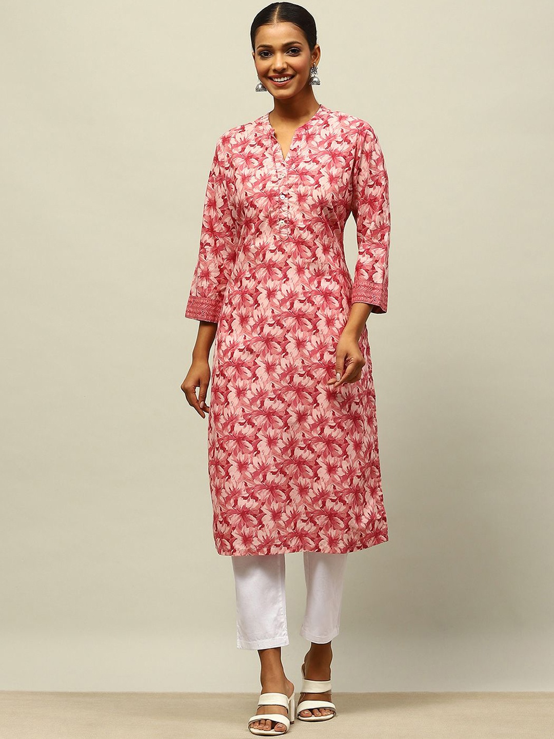 

Rangriti Floral Printed Mandarin Collar Three Quarter Sleeves Straight Kurta, Red