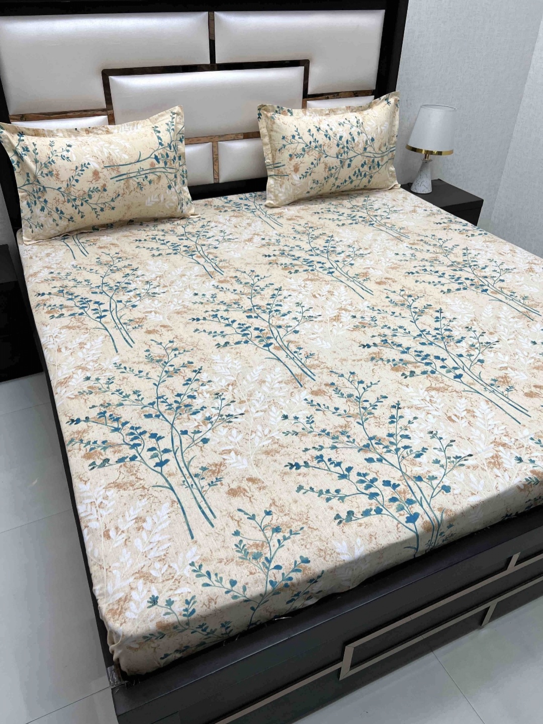 

Pure Decor Brown & White Floral Pure Cotton 220 TC King Bedsheet Set 2.74 m x 3.05 m