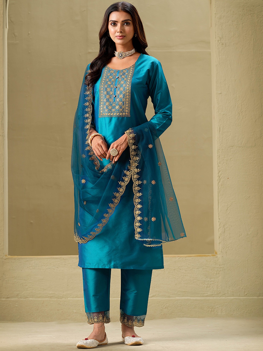 

Sangria Floral Embroidered Straight Kurta & Trousers With Dupatta, Green