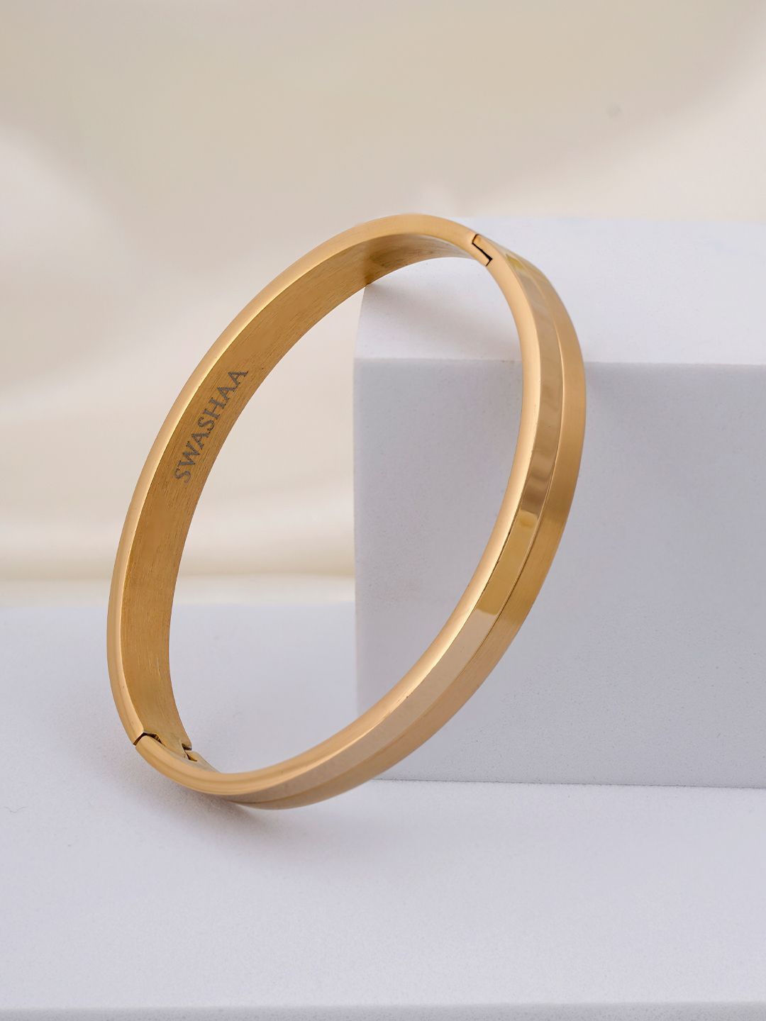 

SWASHAA Men Benjomia Stainless Steel Gold-Plated Kada Bracelet