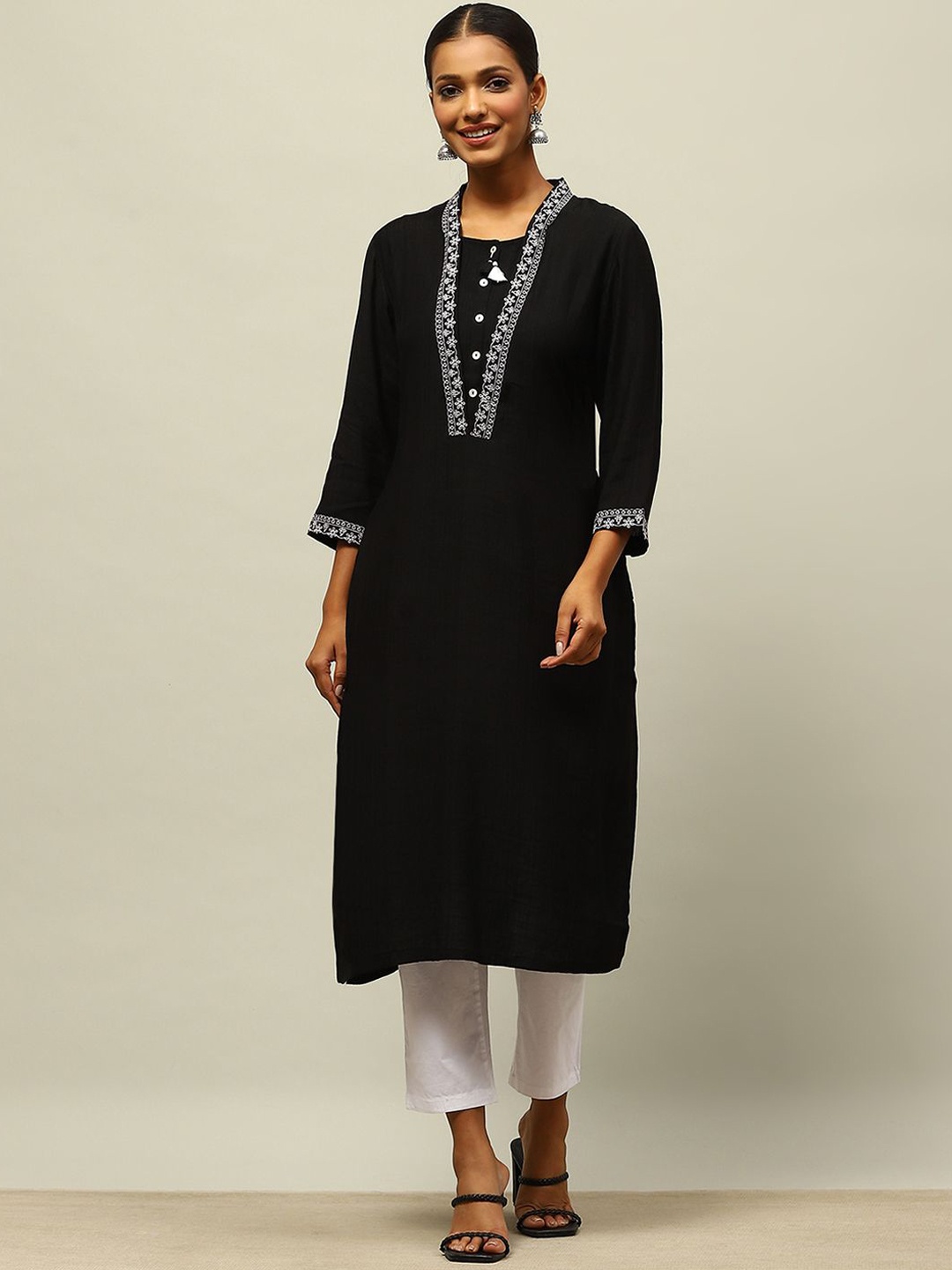 

Rangriti Floral Yoke Design Thread Work Three Quarter Sleeves Straight Kurta, Black