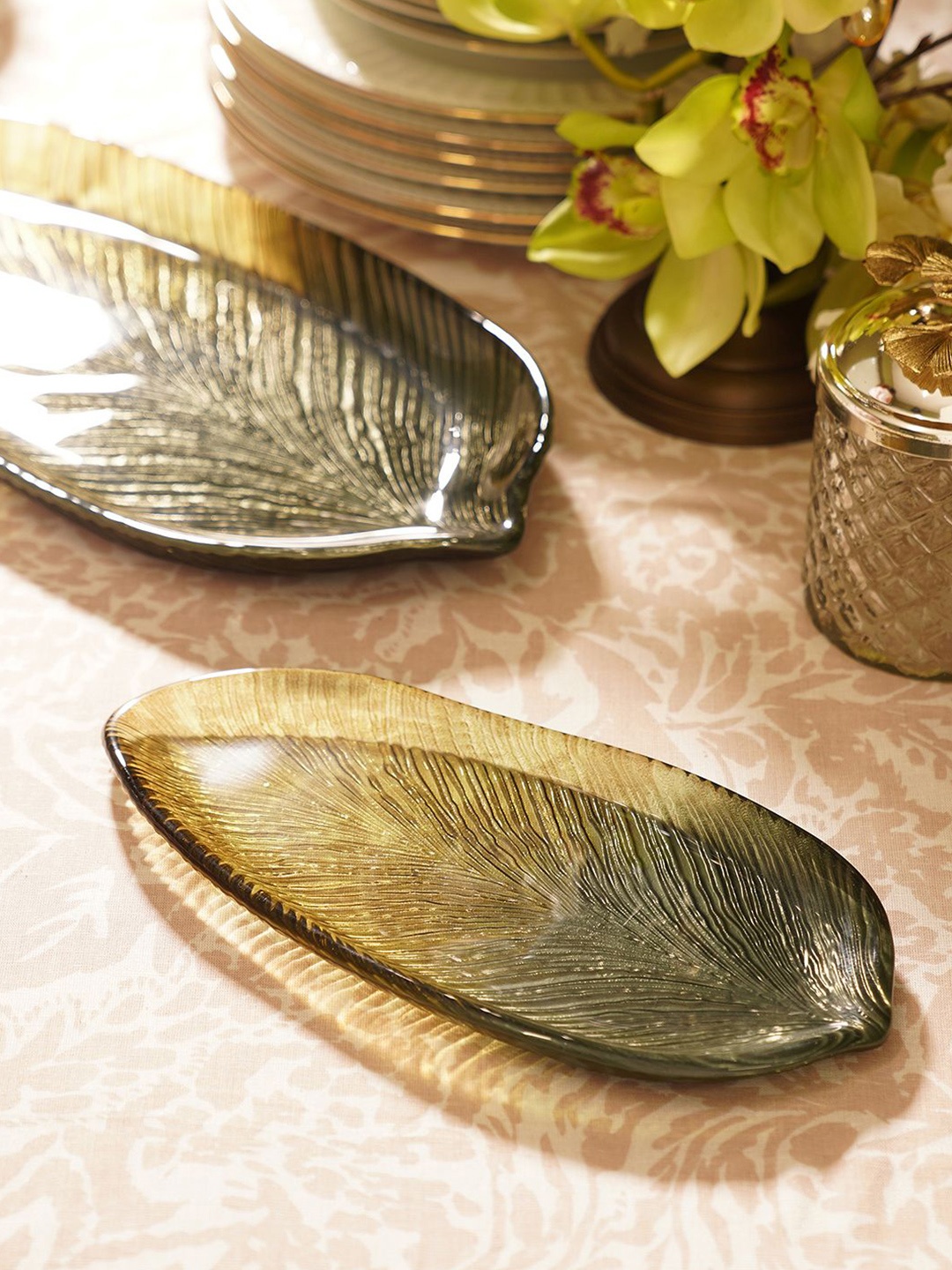 

Pure Home and Living Green Leaf Shaped Glass Food Platter