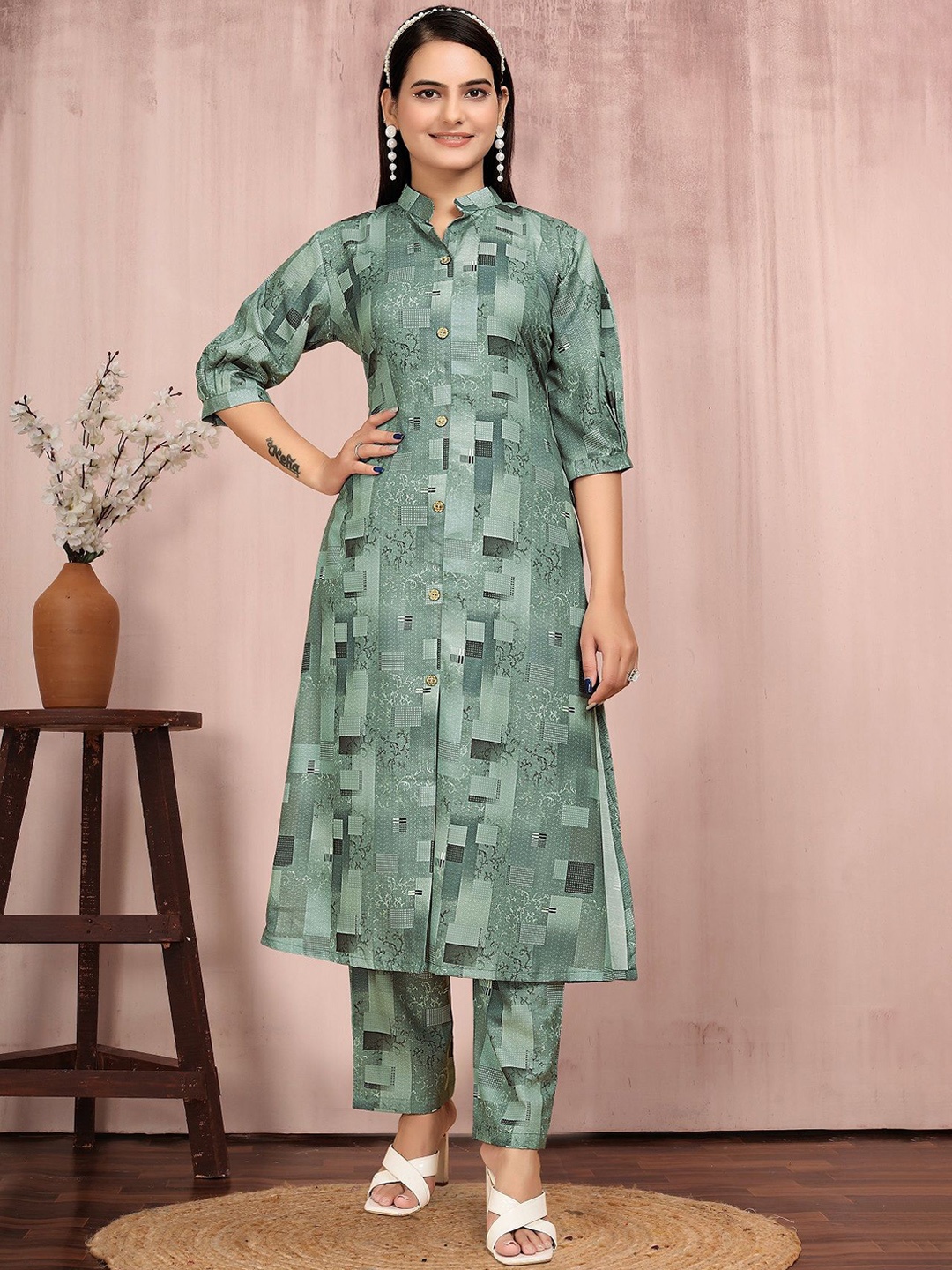 

Aika Geometric Printed Mandarin Collar A-Line Kurta With Trousers, Green
