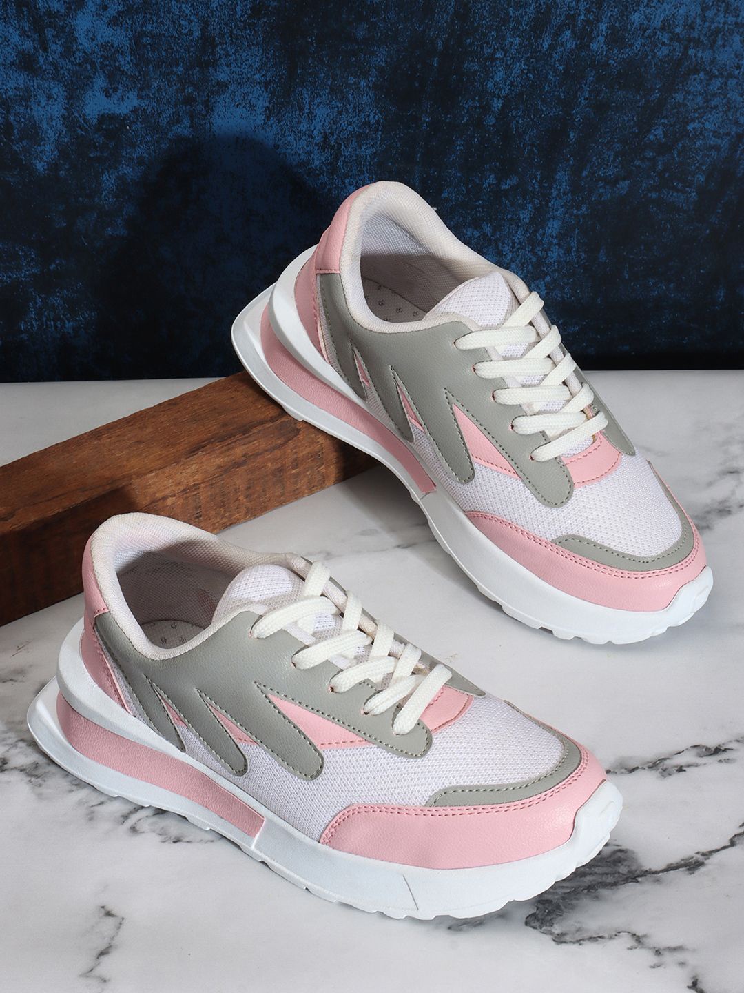 

Roadster Women Colourblocked Chunky Sole Casual Sneakers, Pink