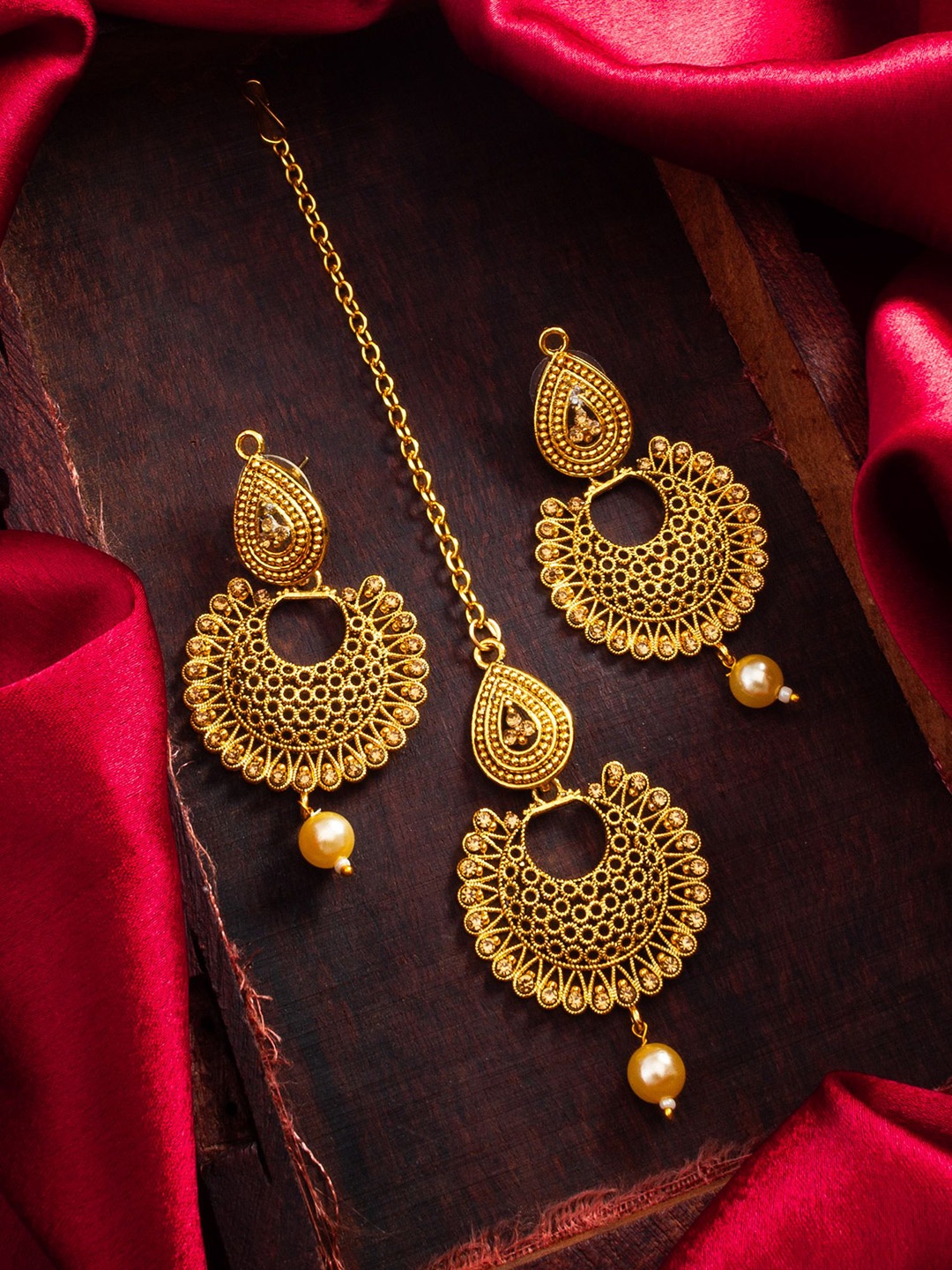 

Aadita Gold Plated Kundan Studded Jewellery Set
