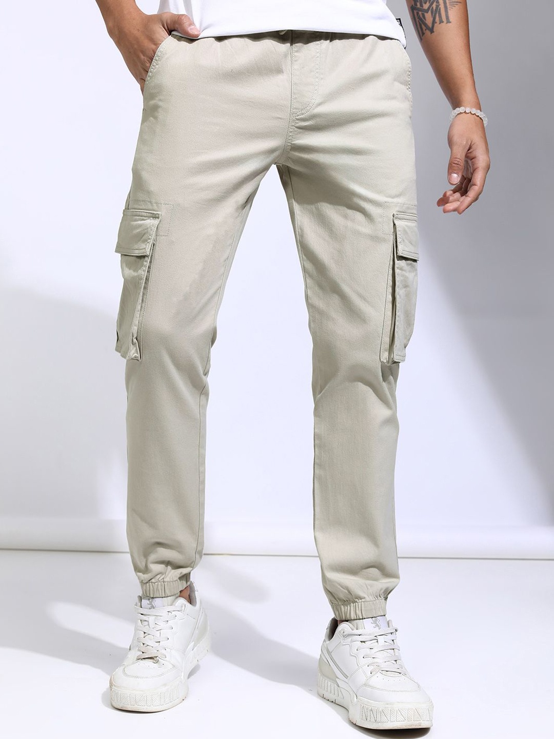 

HIGHLANDER Men Cotton Slim Fit Easy Wash Solid Joggers Trousers, Cream