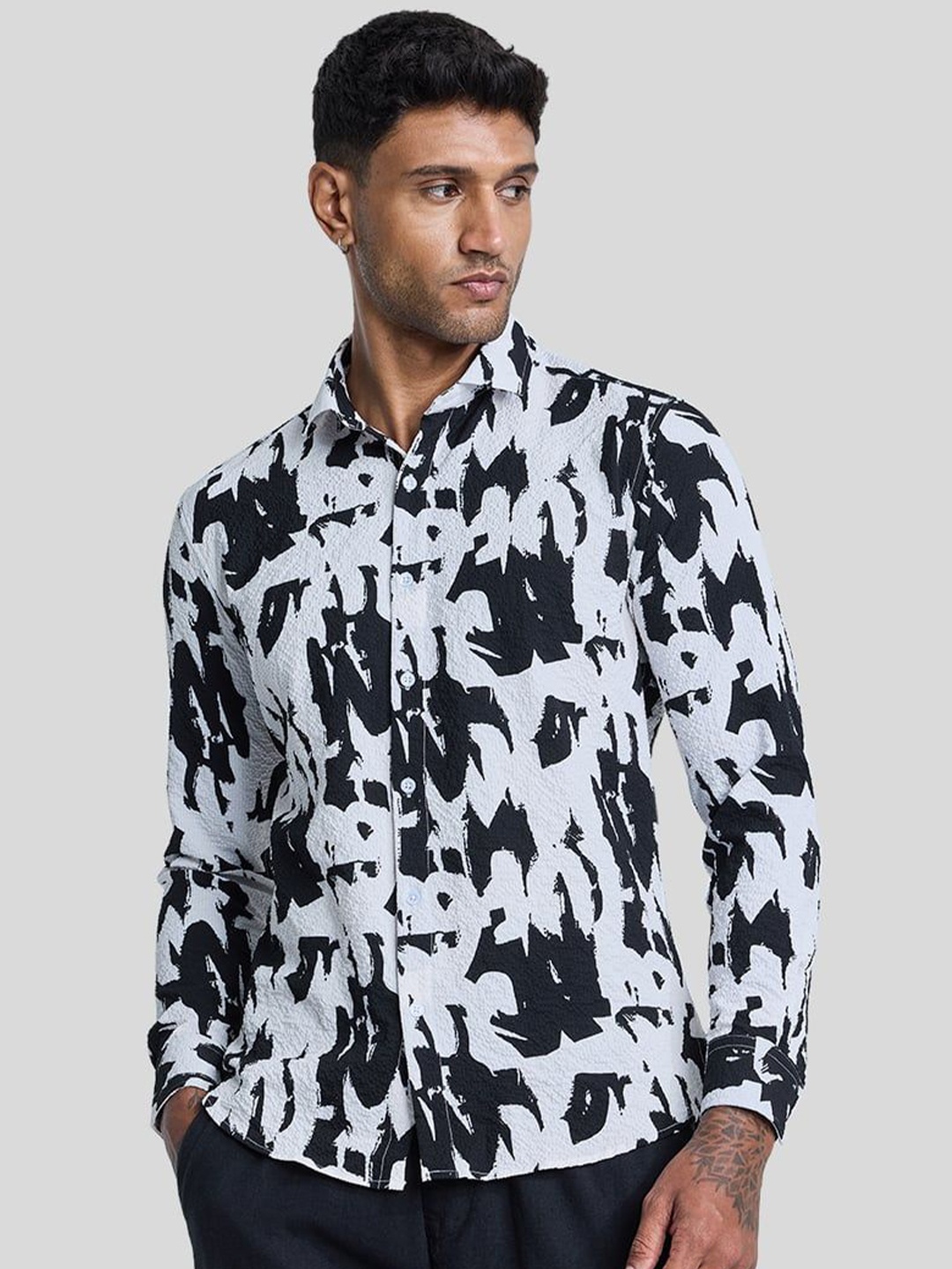 

Snitch Men Smart Spread Collar Abstract Printed Casual Shirt, White