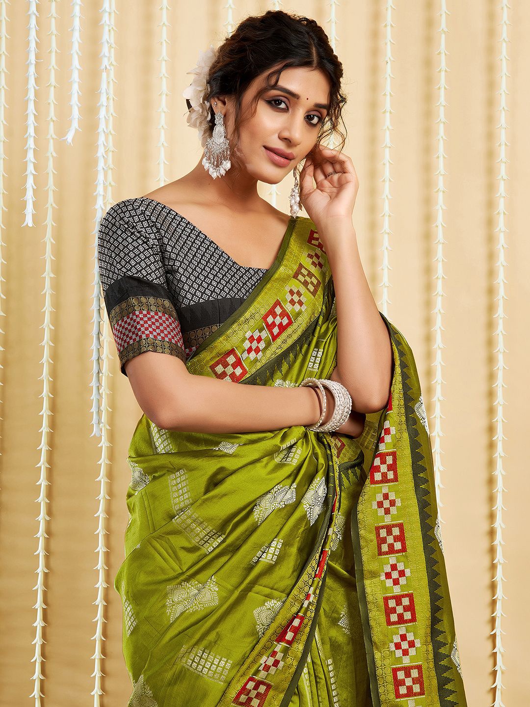 

Satrani Ethnic Motifs Woven Design Pure Silk Sungudi Saree, Olive