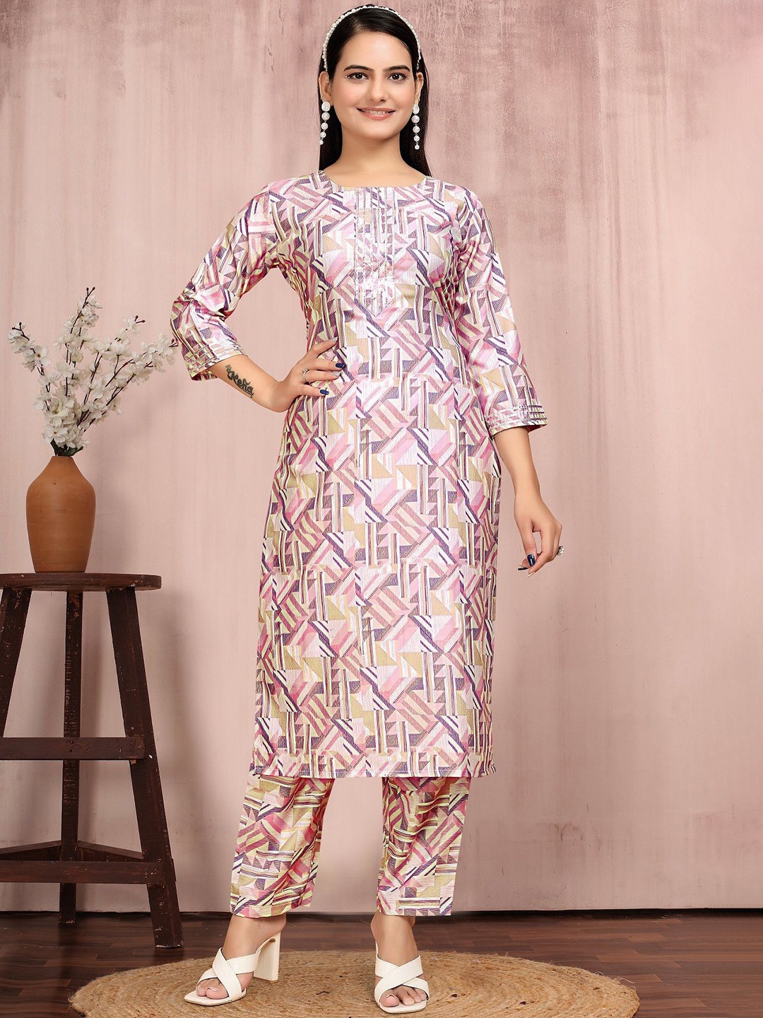 

APNISHA Geometric Printed Regular Straight Kurta with Trousers, Pink