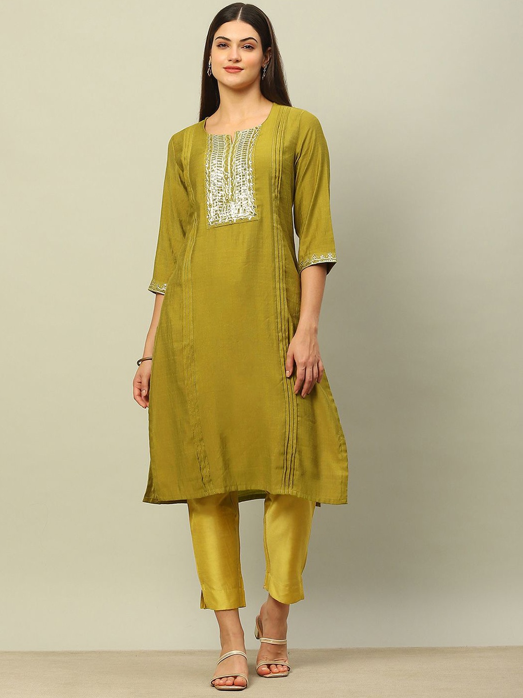 

Rangriti Floral Yoke Design Zari Detail Three Quarter Sleeves Straight Kurta, Green