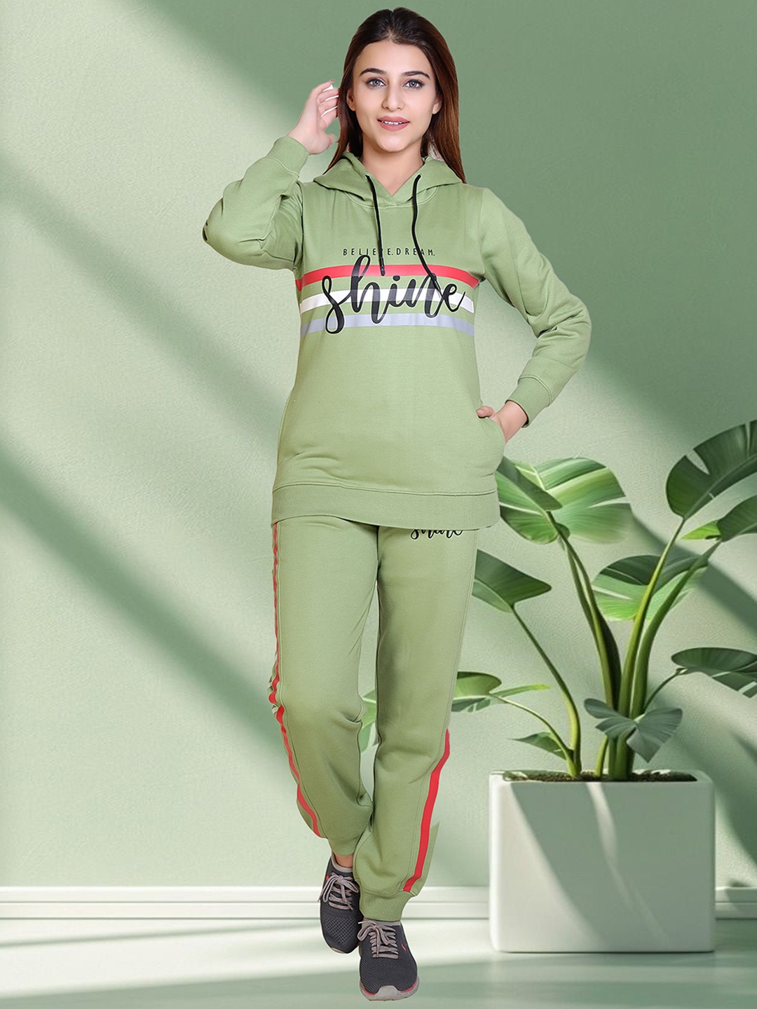 

WILD WEST Women Printed Hooded Tracksuit, Green