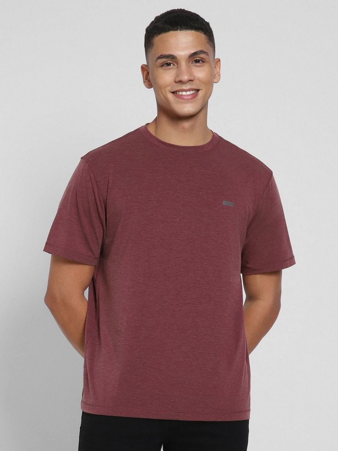 

AMERICAN EAGLE OUTFITTERS Men Solid Round Neck T-shirt, Burgundy