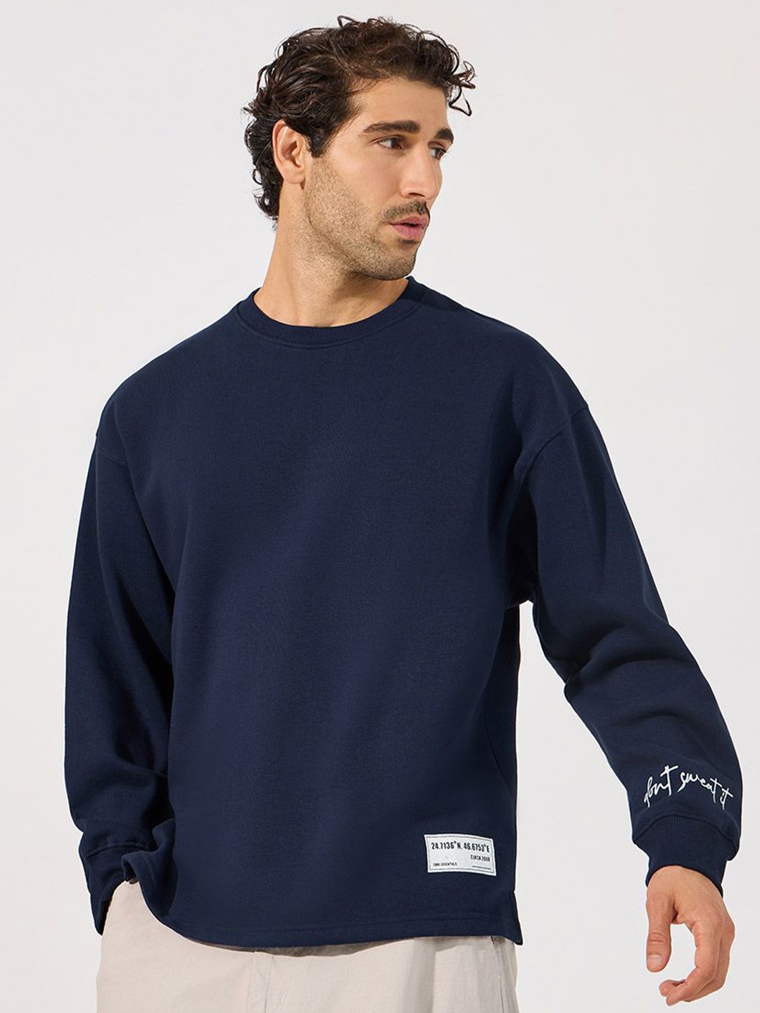 

Styli Men Sleeve Print Longline Boxy Sweashirt With Slide Slits, Navy blue
