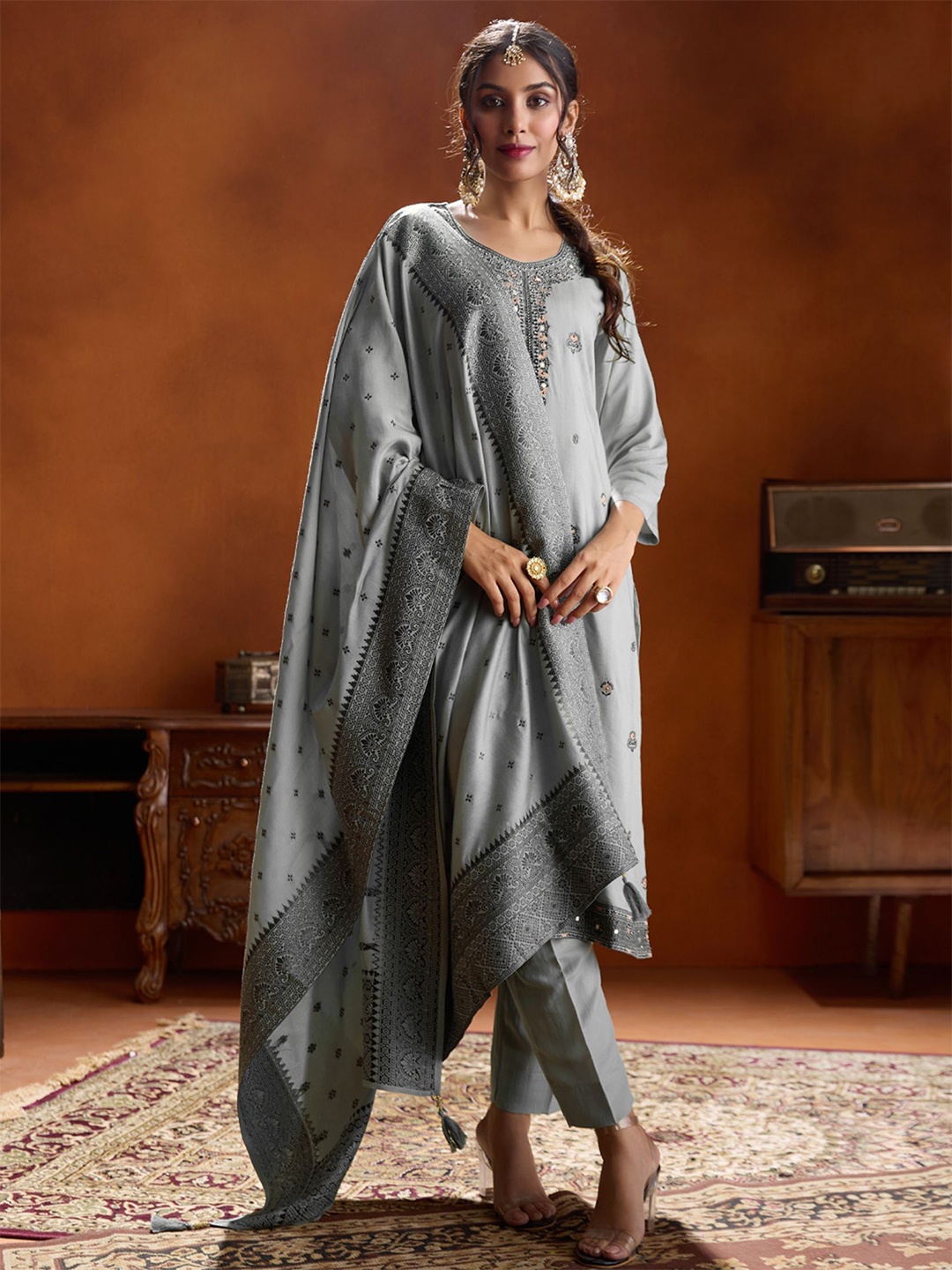 

WOMEN PLUS Floral Embroidered Beads and Stones Jacquard Kurta with Trousers & Dupatta, Grey