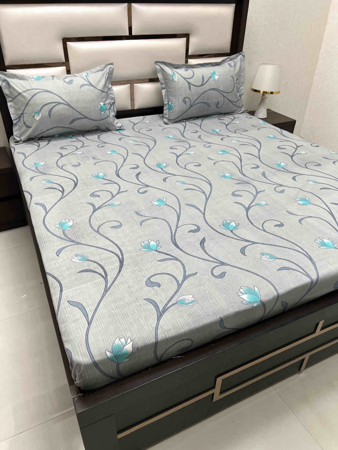 

Pure Decor Velar Grey Floral Pure Cotton 250 TC Super King Bedsheet Set-2.73 m x 3.06 m