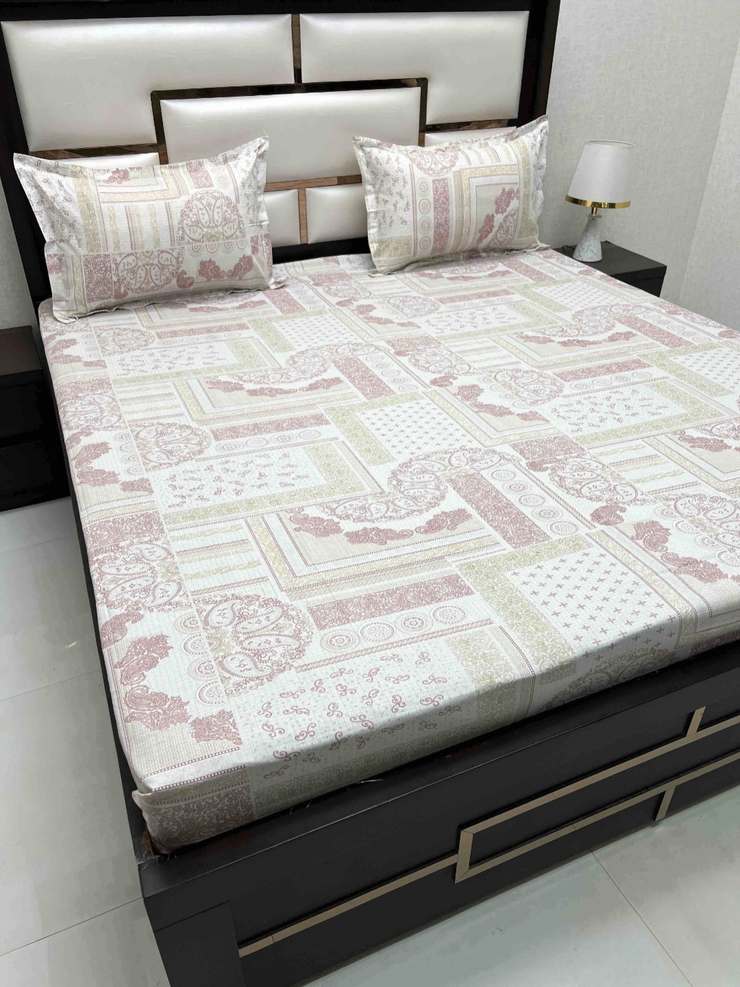 

Pure Decor Velar Maroon Ethnic Printed Pure Cotton 250 TC King Bedsheet Set 3.06 x 2.73 m