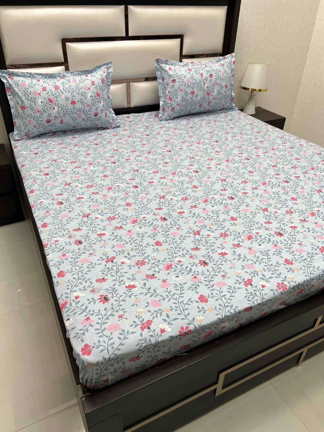 

Pure Decor Blue & White Floral Pure Cotton King Bedsheet Set 2.74 m x 3.06 m