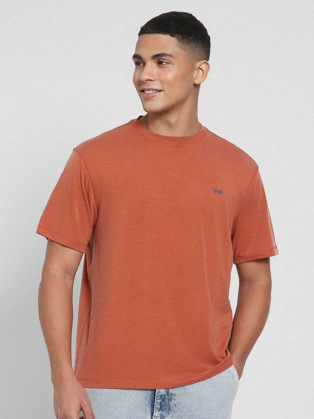 

AMERICAN EAGLE OUTFITTERS Men Solid Round Neck T-shirt, Red